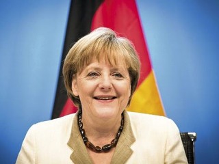 “Angela Merkel dövlət naharlarında "sülənirdi"”